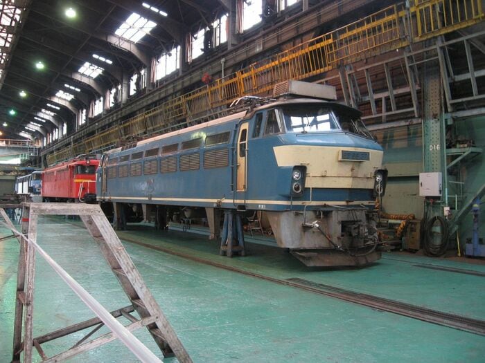 広島車両所で検査を受けるEF66