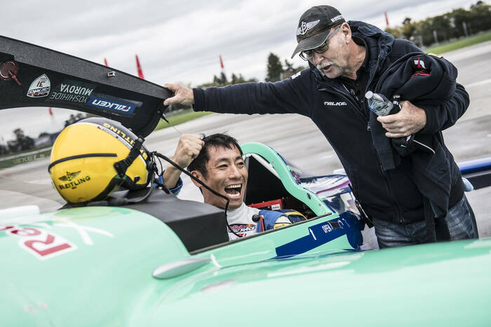 総合優勝が決まり、コックピットで喜ぶ室屋選手