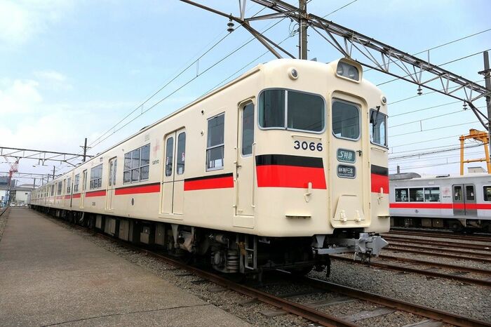 3000系は両開きの3ドア車。ドア間に