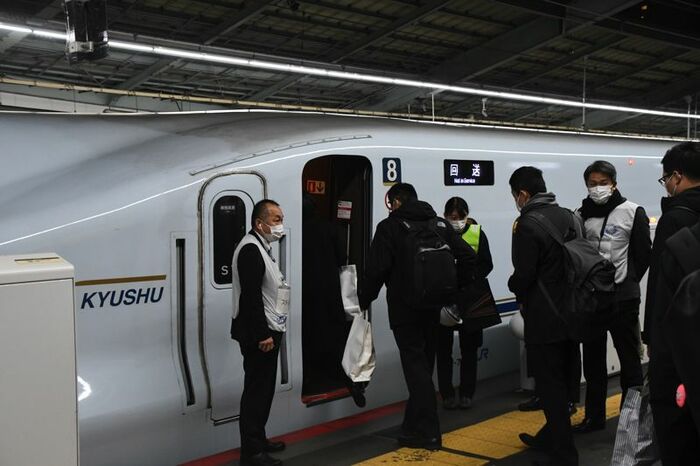 8両編成のN700系に乗車する参加者たち