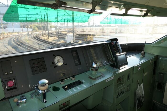 さまざまな機器が並ぶ運転台