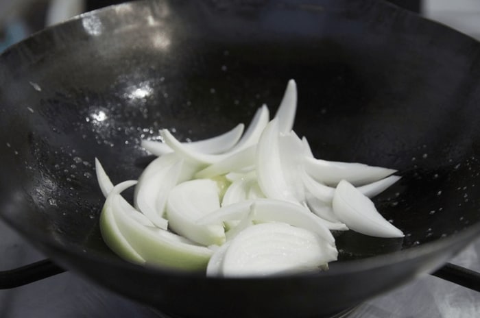 玉ねぎとマッシュルームを炒め、しんなりしたら、