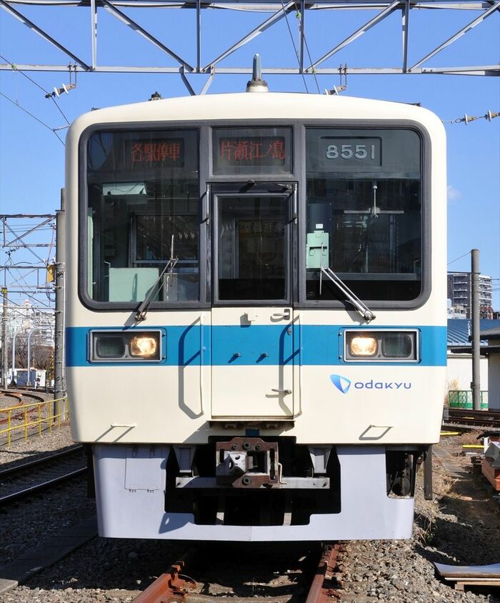 小田原寄りの先頭車、8551の前面