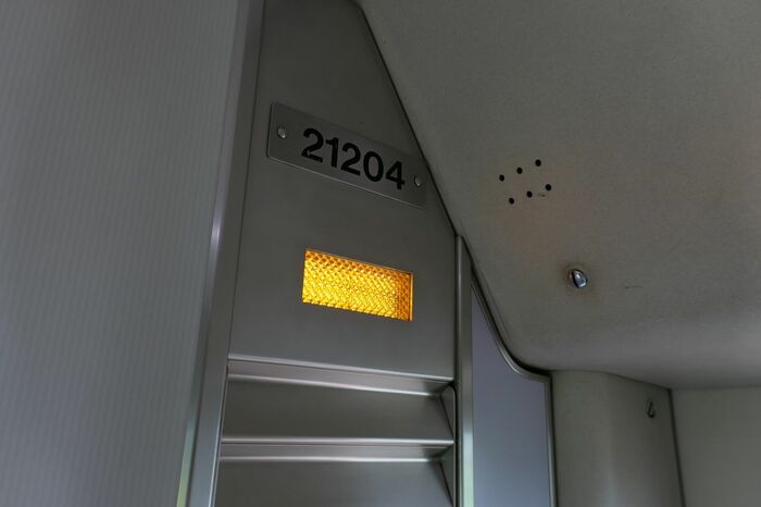 ドアが開く側を示すランプ