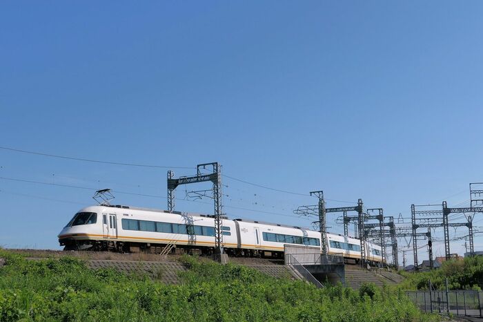 伊勢中川の短絡線を通過するアーバンライナー・プラス。