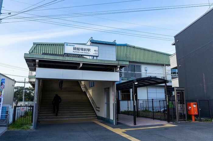 競艇場前駅は橋上駅舎で、南北に出入り口がある