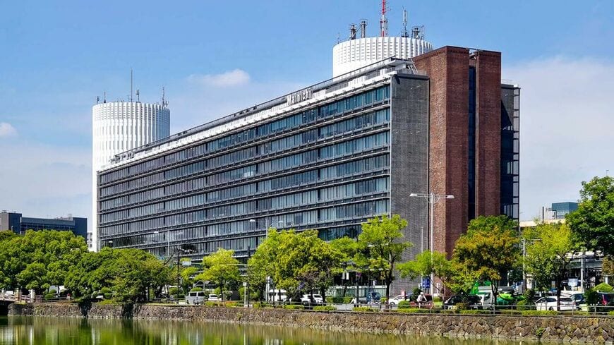 毎日新聞社の本社ビル「パレスサイド・ビルディング」（筆者撮影）