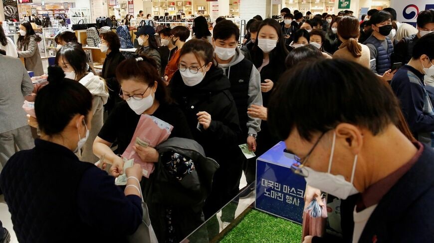 大規模な感染が確認された韓国でマスクを求め長蛇の列に並ぶ人々。ソウルで2月27日（写真：REUTERS/Heo Ran）
