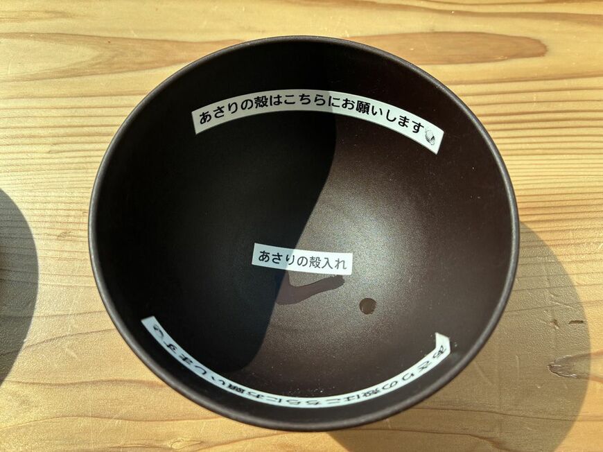 卓上に設置された「あさりの殻入れ」 