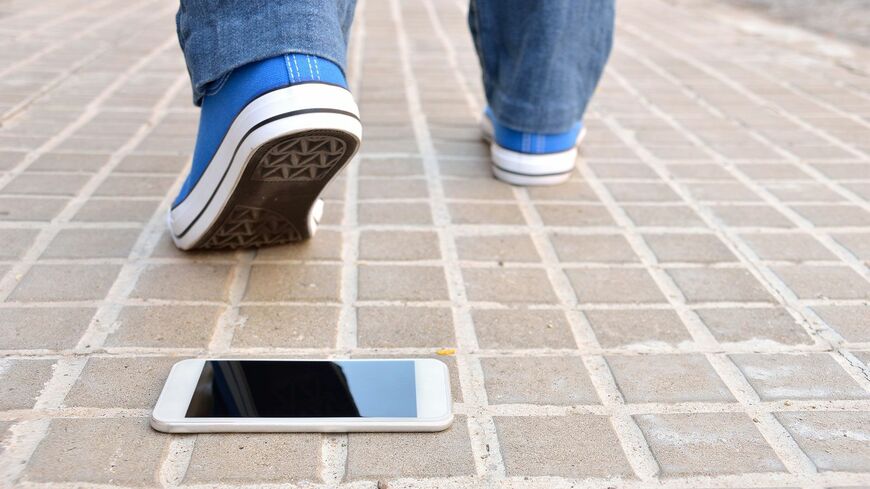 東京都だけで年間10万台のスマホがなくなっています（写真：Manuel Faba Ortega／iStock）