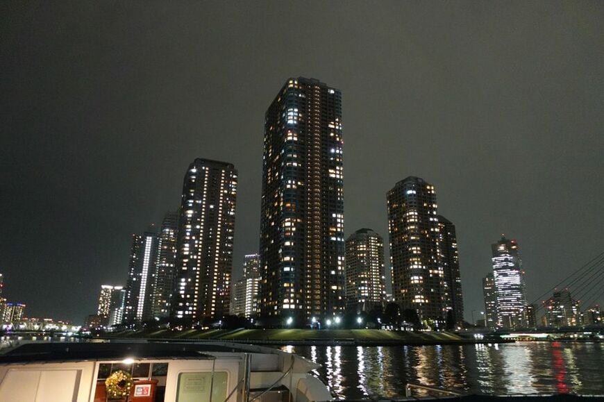 船から眺める夜景（筆者撮影）