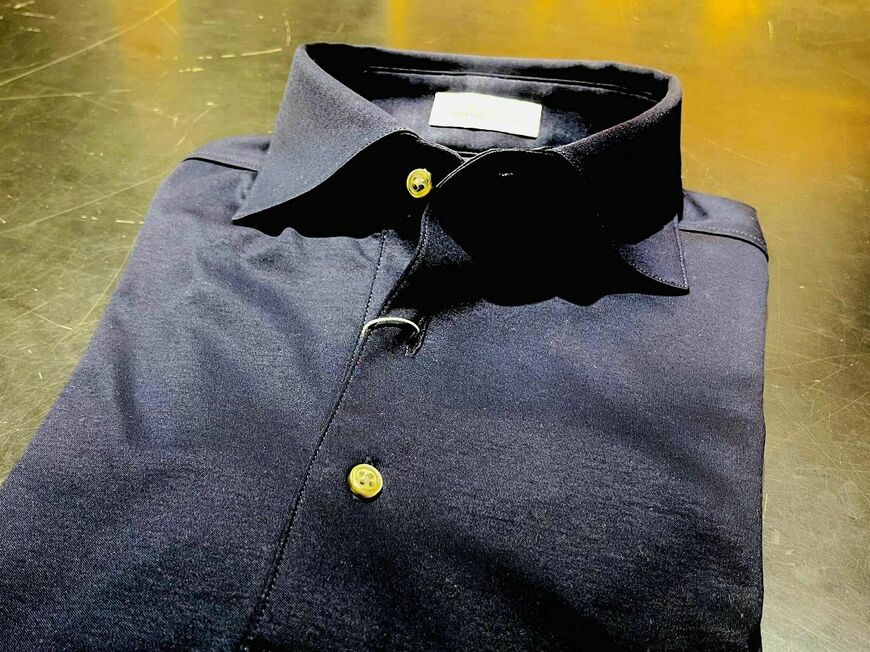 ハリ感あるポンチ生地ポロシャツ（写真：筆者撮影）