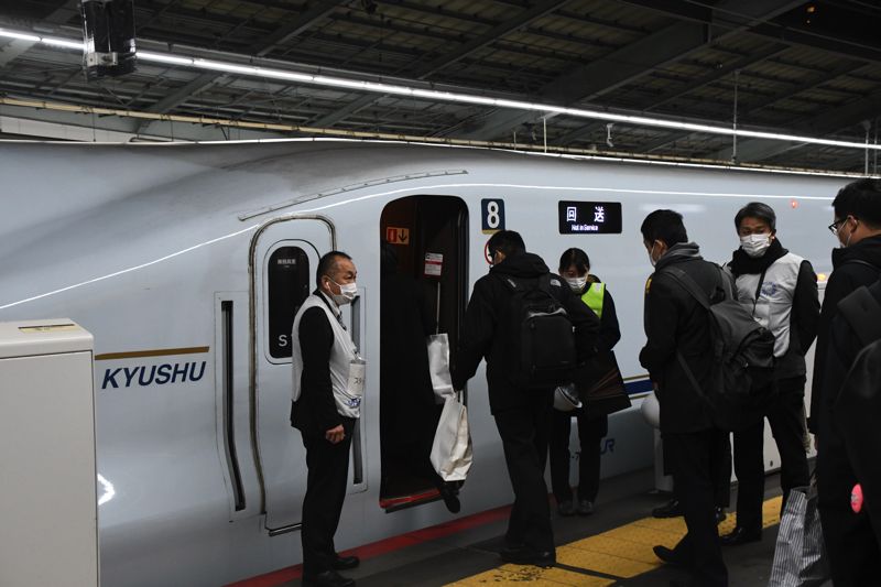 8両編成のN700系に乗車する参加者たち（記者撮影）