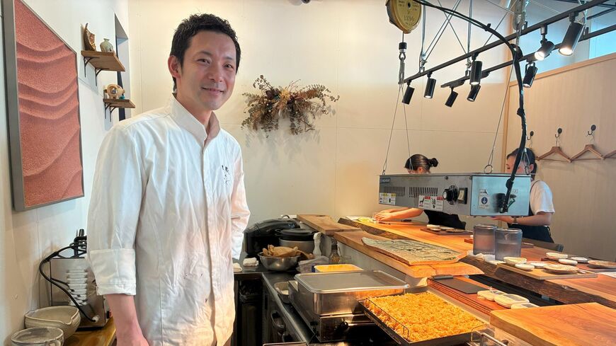 大阪・関西万博の店舗の揚げ場に立つ『とんかつ乃ぐち』オーナーシェフ 野口典朗さん（筆者撮影）
