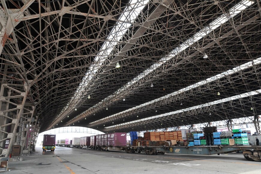 2013年に廃止された貨物専用駅の梅田駅。荷扱いを行うホームには大屋根が架けられていた＝2013年（撮影：伊原薫）