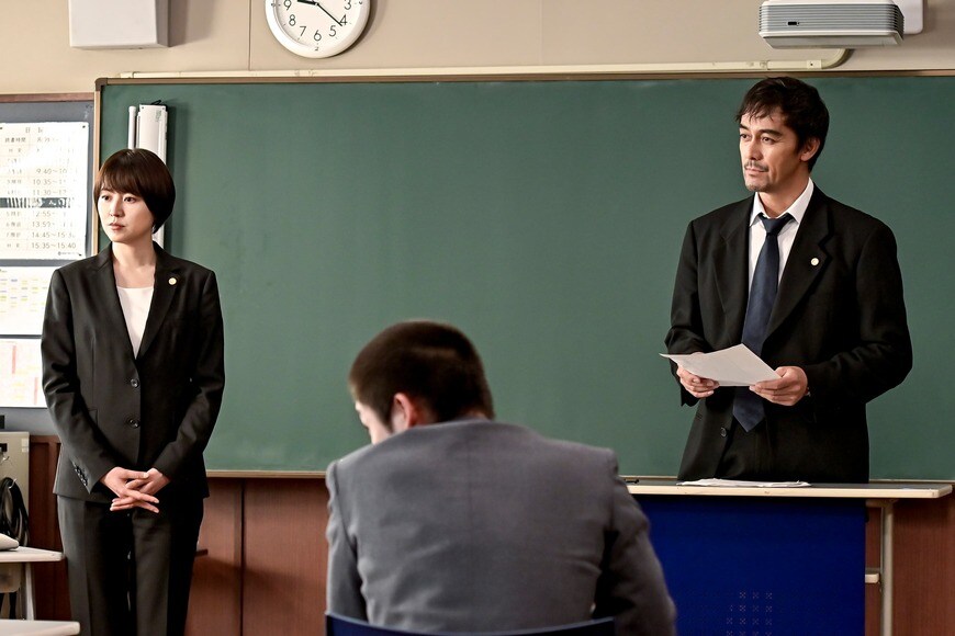 勉強合宿で指導する桜木建二と教え子の水野直美（長澤まさみ、左）（写真：©︎TBS）