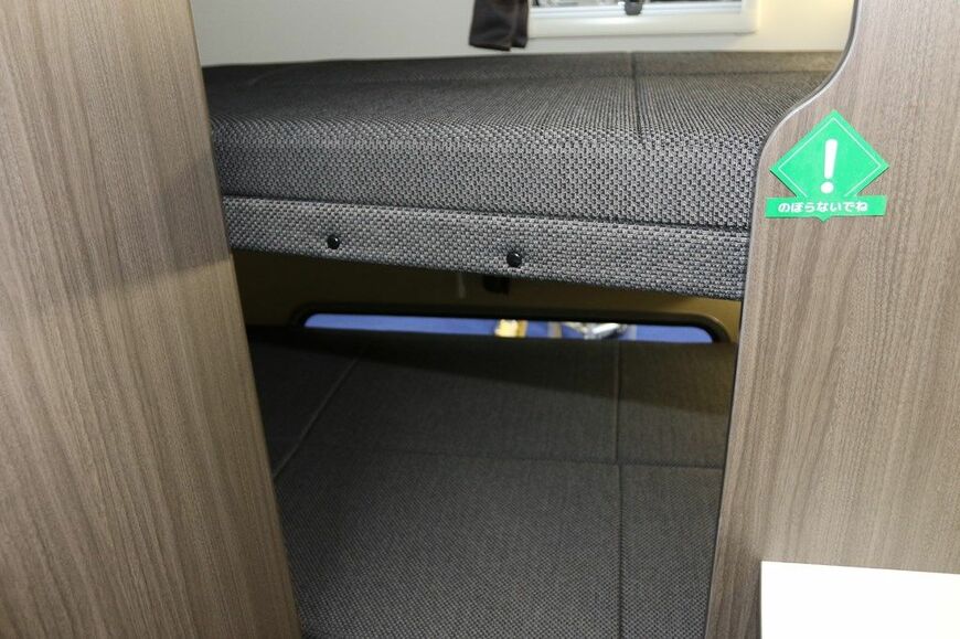 ナッツRVの展示内容と、クレア5.3WのデティールおよびハイパーエボリューションNEOの説明（筆者撮影）