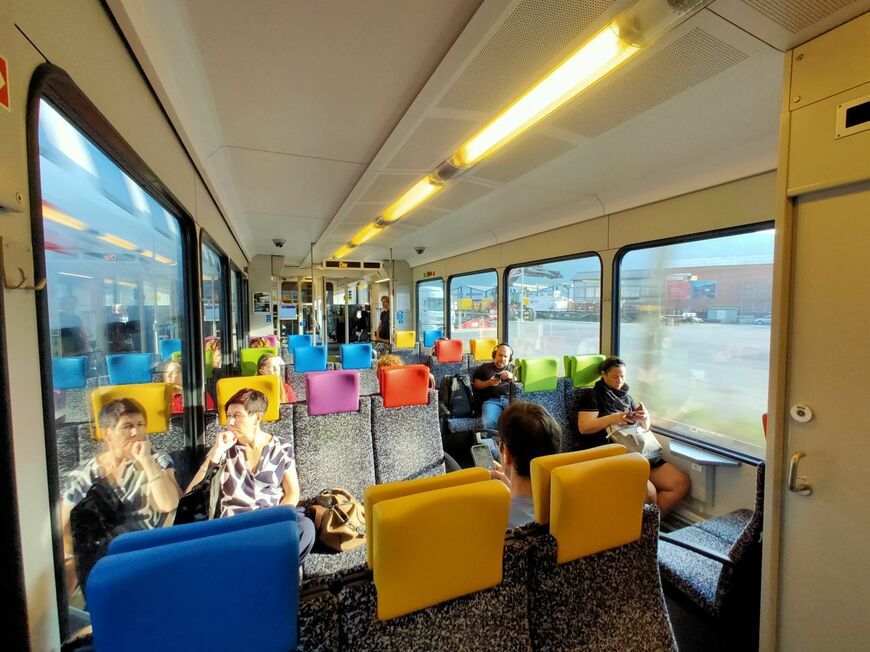 ローカル列車もすべてクロスシート（筆者撮影）