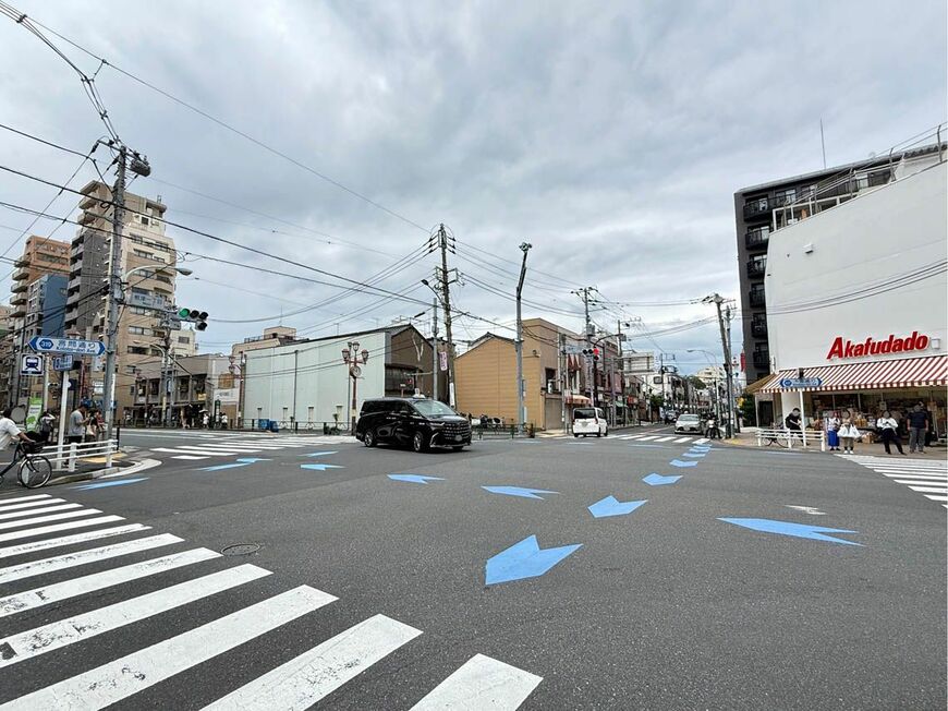 根津駅前の不忍通りと言問通りの交差点