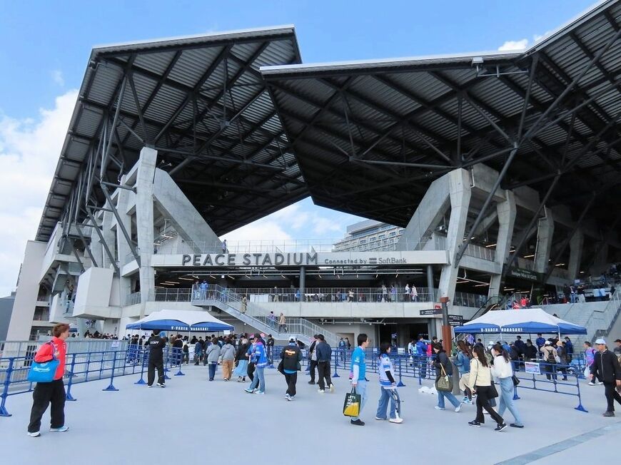 試合開始前のピースタの入場ゲートは大勢の観客でにぎわっていた（写真：筆者撮影）