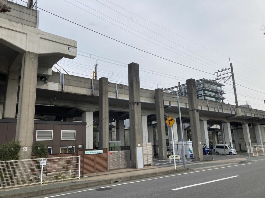 千葉みなと駅ホームの蘇我寄りに立つ柱（筆者撮影）