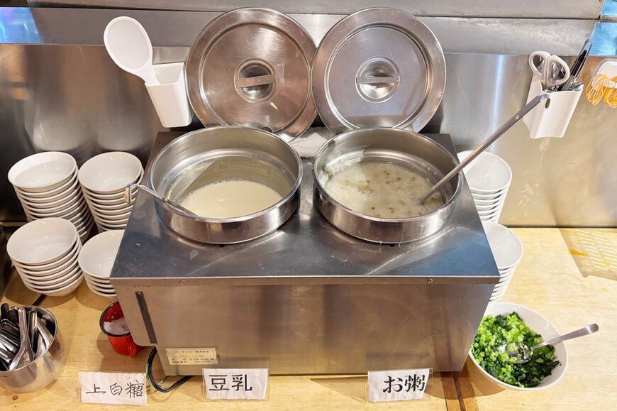 セルフサービスで食べ放題の中華粥と豆乳（筆者撮影）