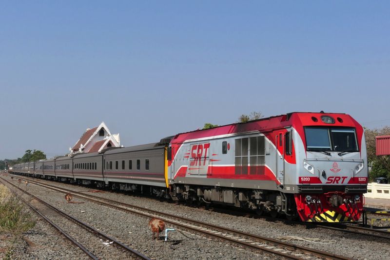ノンカーイーバンコク間の寝台列車は客車も機関車も中国製に（写真：谷川一巳）