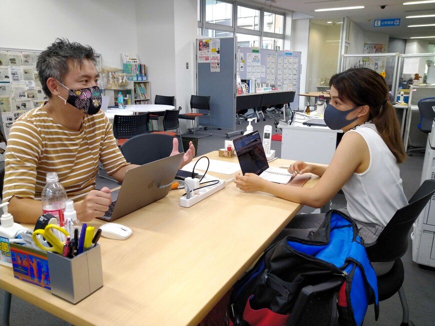 社会の第一線で活躍する講師が勤務する職場に学生が訪問することも（写真：武蔵野大学提供）