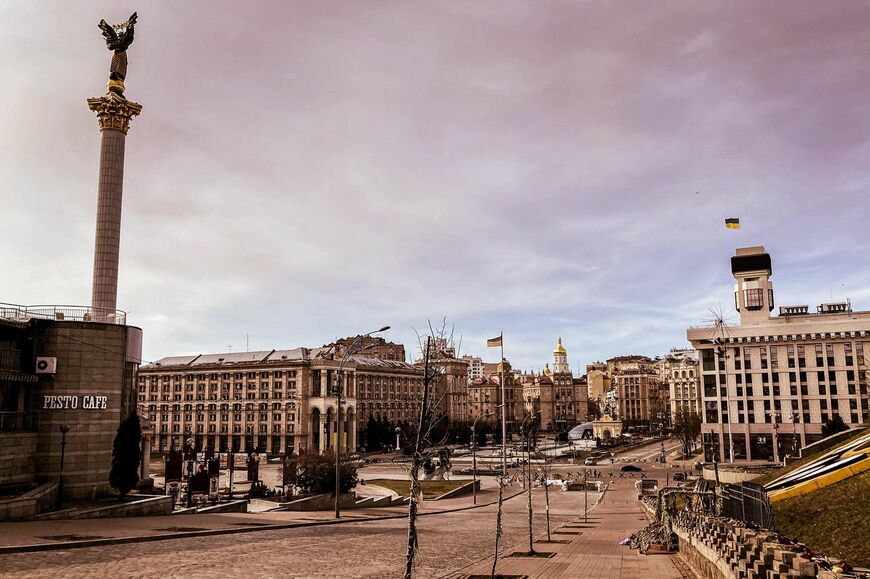 キエフの中心にあるマイダン広場。大統領府に続く道はバリケードで封鎖されていた（写真：筆者撮影）