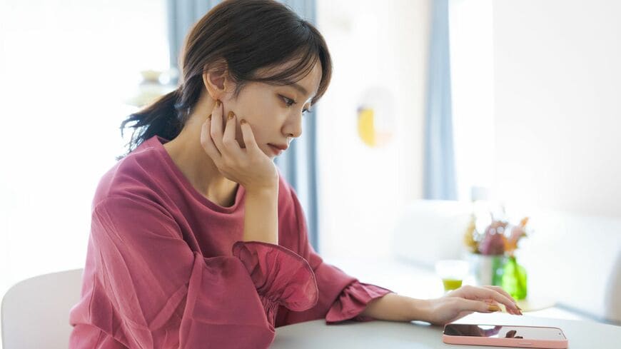 不安は私たちにとって必要な感情。一方で、支配されないことも大事。そのためにはどうしたらいいのでしょうか（写真：Graphs／PIXTA）