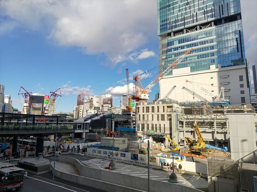 再開発が進む渋谷駅西口。後ろには「渋谷スクランブルスクエア」がそびえる＝2024年（撮影：南正時）