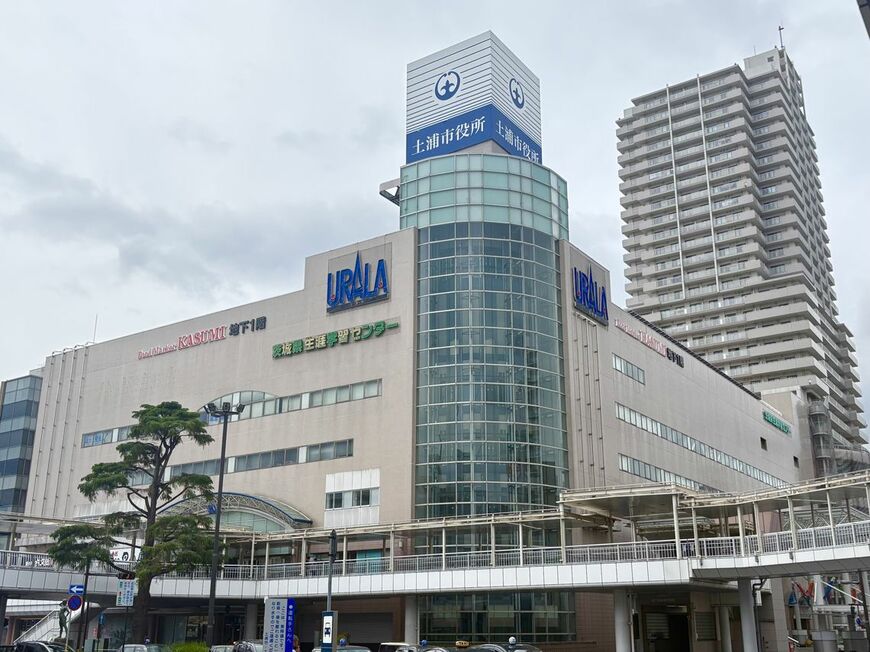 駅を降りると目の前には商業施設「URALA」が見える。かつてイトーヨーカドーが入っていたが、現在は市役所が入居している（写真：筆者撮影）