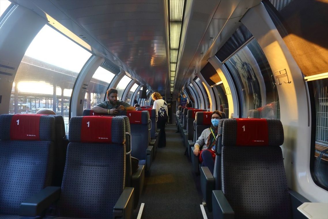 スイス鉄道のパノラマ客車内