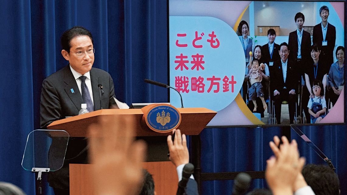 「こども未来戦略方針」について会見する岸田文雄首相