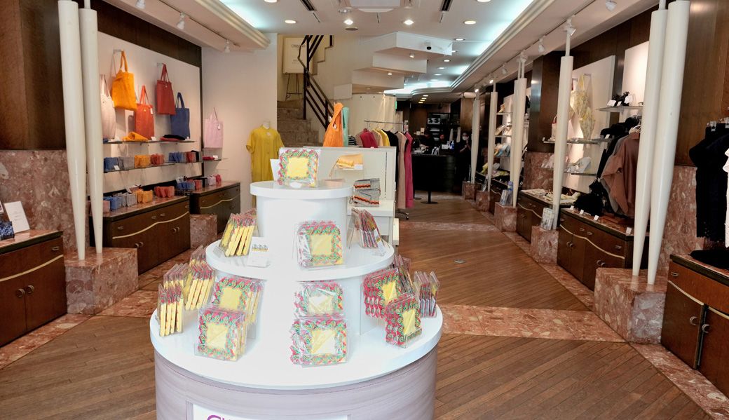 近沢レース店元町本店の店内