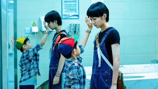 アン・ランと弟のズーハン© 2021 Shanghai Lian Ray Pictures Co.,Ltd. All Rights Reserved