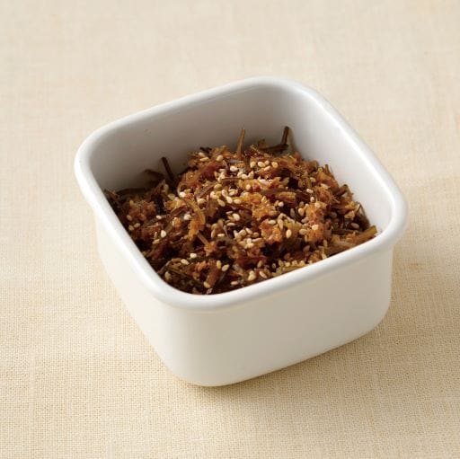 だしをとったあとのかつお節と昆布から、あっという間にできる「だしとりあとの時短佃煮」は、「おかか昆布おにぎり」の具材にもなり、子どもも喜びます（撮影：佳川奈央）