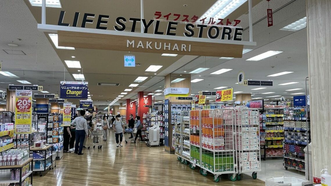 イトーヨーカドー幕張店では衣料品や生活雑貨を含むライフスタイル部門を、食品売り場と同じ1階に集約した（記者撮影）