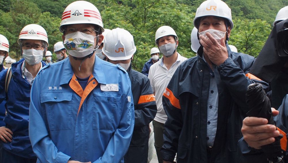 今年6月、JR東海の宇野副社長らとリニア工事現場を視察した静岡県の川勝知事（左、筆者撮影）