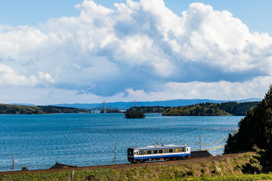 のと鉄道は七尾湾を見ながら走る小さな気動車のローカル線だ（撮影：鼠入昌史）