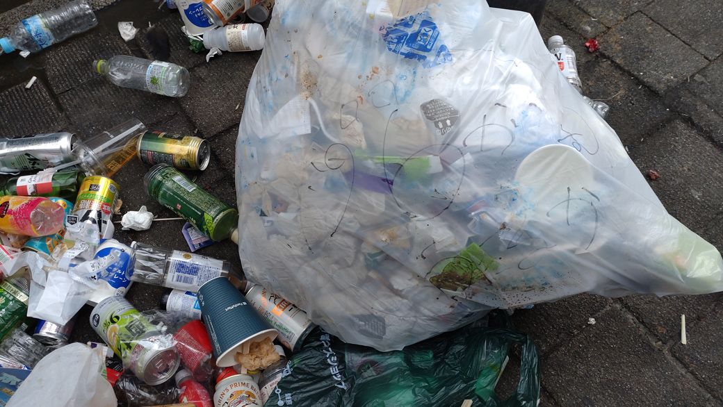 残置されたごみ（筆者撮影）