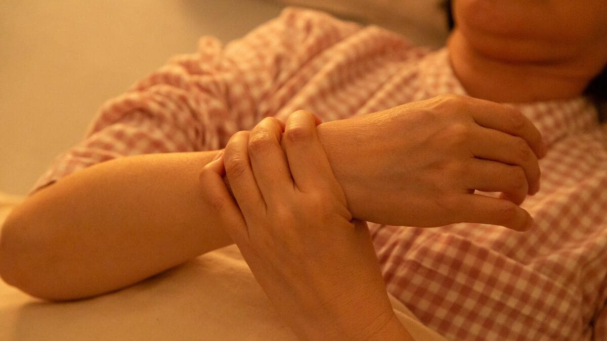 心身を入眠モードへ導く3つの"快眠ツボ"——「体がクタクタなのに眠れない!」は自律神経が乱れているサイン? | ライフ | 東洋経済オンライン
