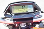 液晶はやや小さく視認性に課題も