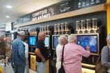 充実したコーヒーコーナー（写真：佐滝剛弘）