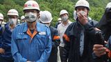今年6月、JR東海の宇野副社長らとリニア工事現場を視察した静岡県の川勝知事（左、筆者撮影）