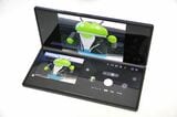 アプリによっては、半開き専用のモードが用意されている。カメラはその1つ。操作パネルが画面下に集約されて、操作がしやすくなる（筆者撮影）
