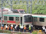 衝突・脱線した東急田園都市線の車両を調査する運輸安全委員会の調査官ら＝2025年10月6日（記者撮影）