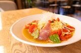 フレッシュトマトとカツオの冷製パスタ（1600円・期間限定メニュー。※2025年9月時点では終了）（筆者撮影）