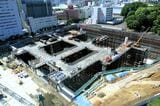 超高層ビルの新築工事が進む（記者撮影）