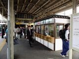 北陸本線ホームにあった井筒屋のそば・駅弁販売店（撮影：南正時）